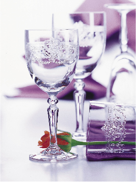 Vasos de cristal con relieve tallado